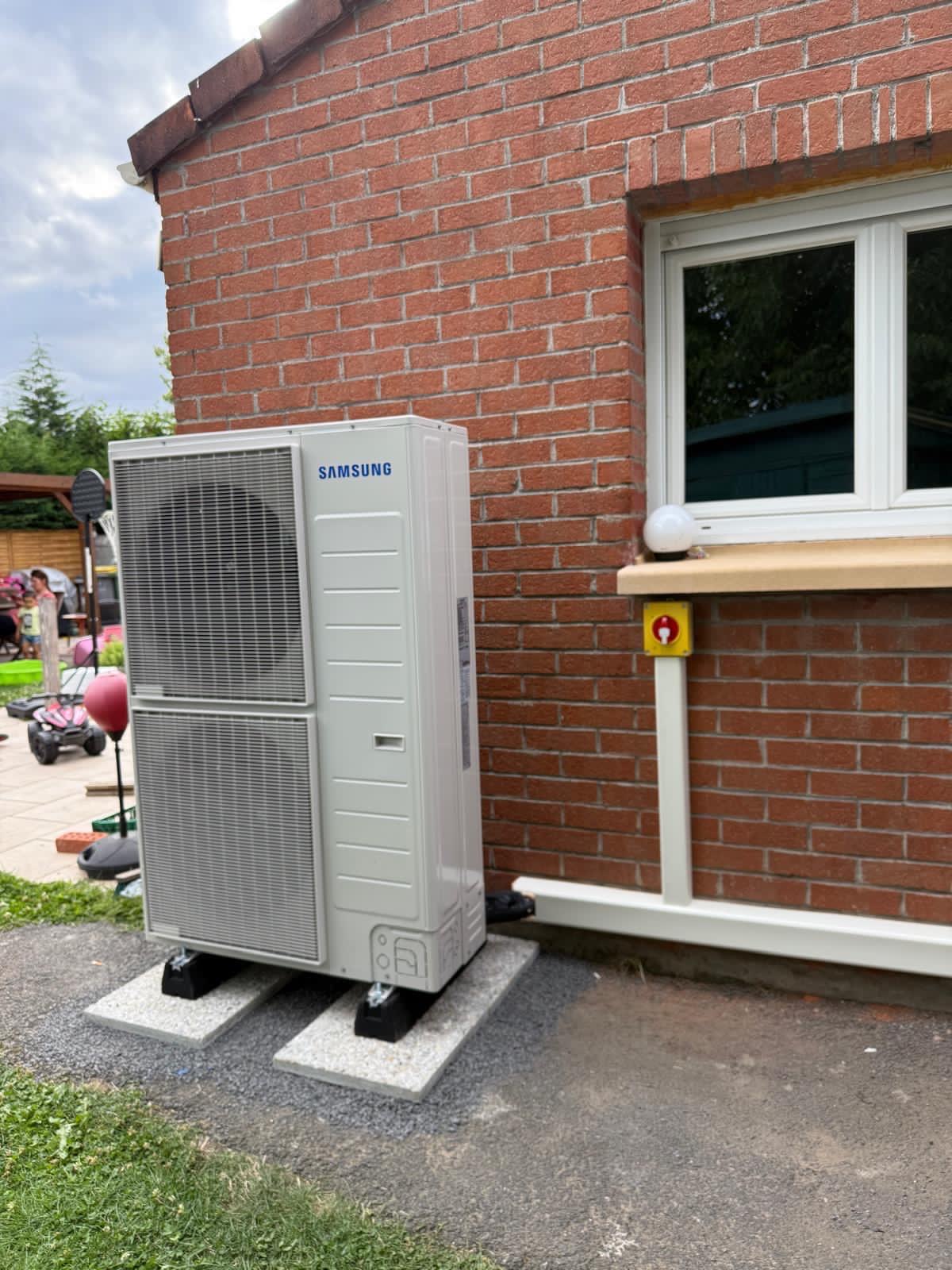 Groupe extérieur PAC air eau pour maison individuelle