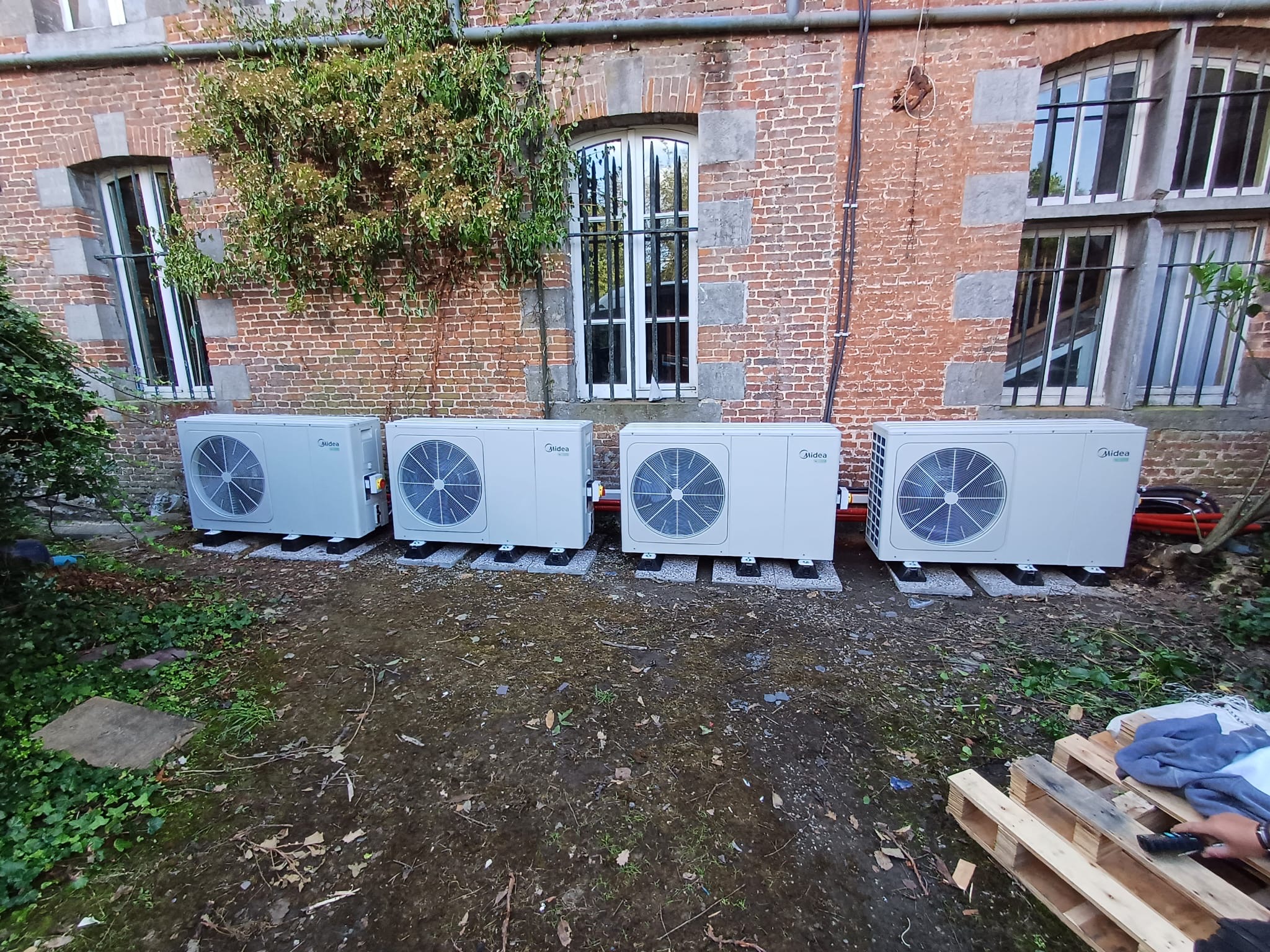 Groupes extérieurs PAC collective immeuble